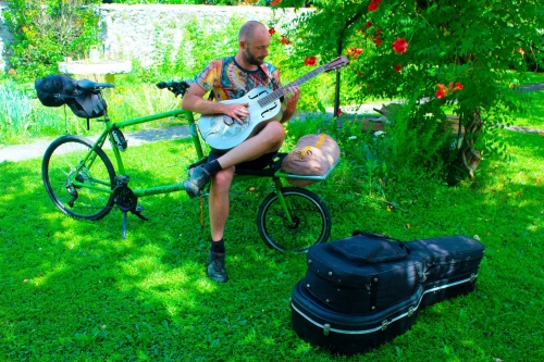 Joris Ragel, sa guitare et son vélo cargo de 2m 30.jpg