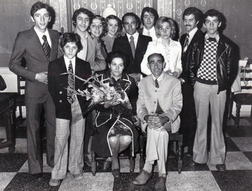 12 Mai 1976 remise médaille d'or famille nombreuse à Maman et Papa.jpg