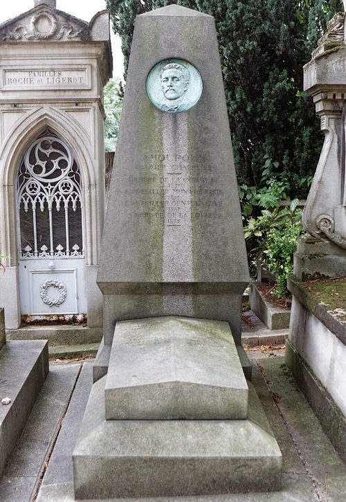 Père-Lachaise_-_Division_76_-_Amouroux_01.jpg
