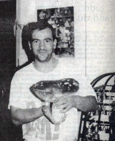 Patrick Séris et son superbe champignon (photo archives Octobre 1993)..jpg